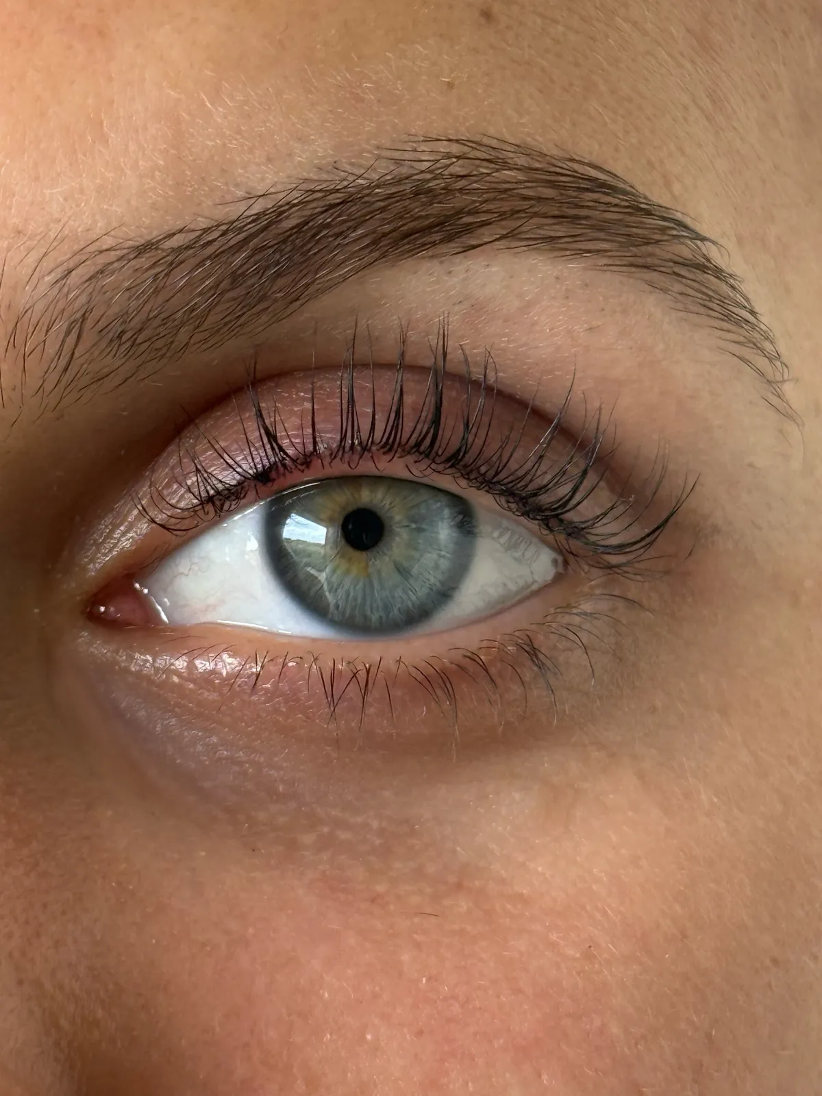 Resultaat van een lash lift en tint