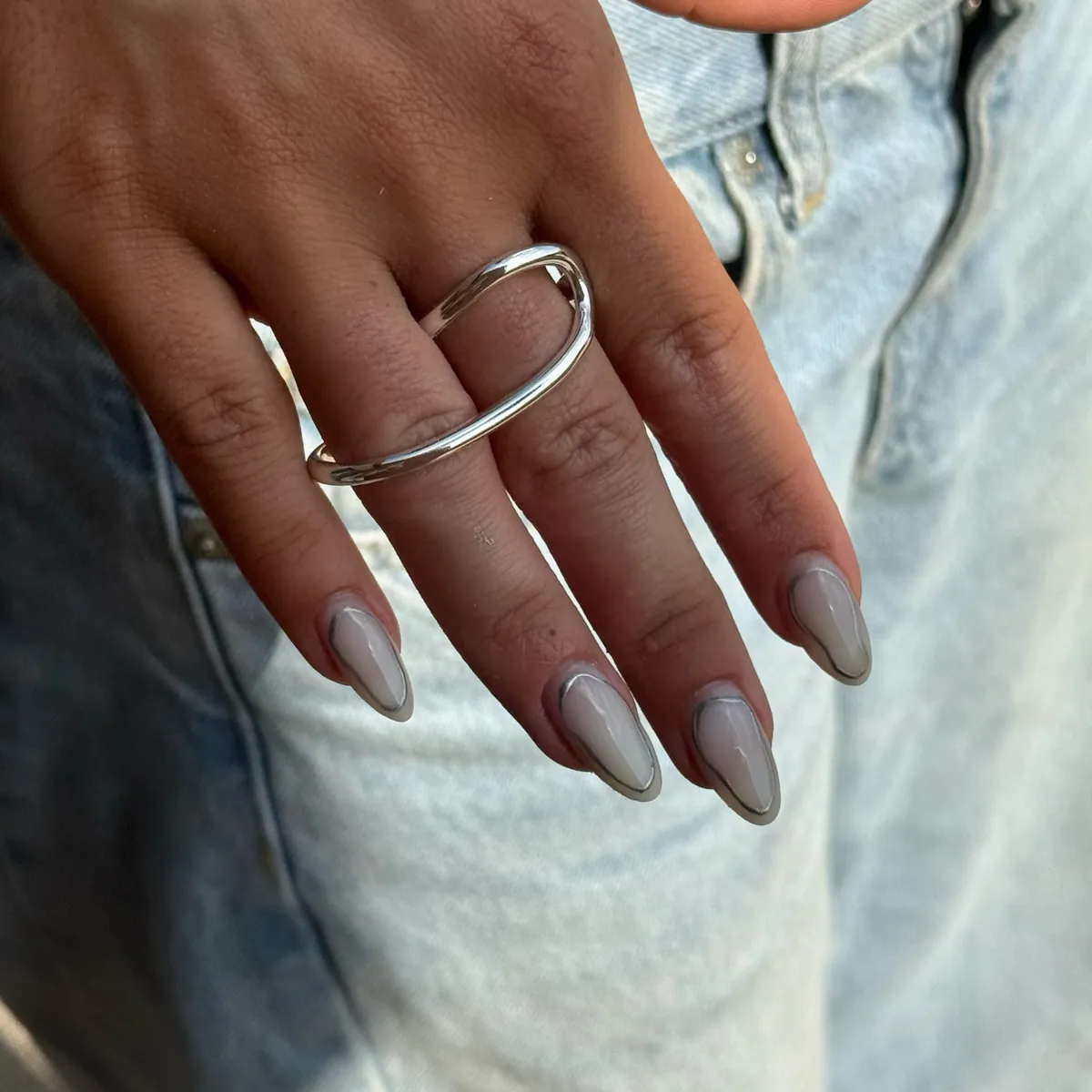 Festivalnagels met chrome-accenten