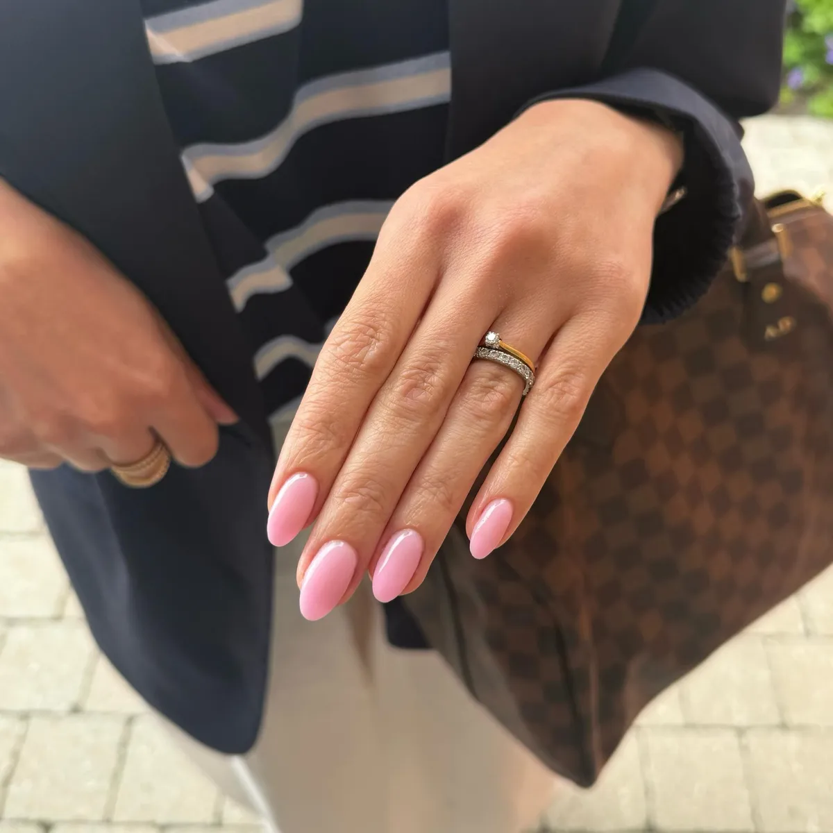 Roze nagels in amandelvorm